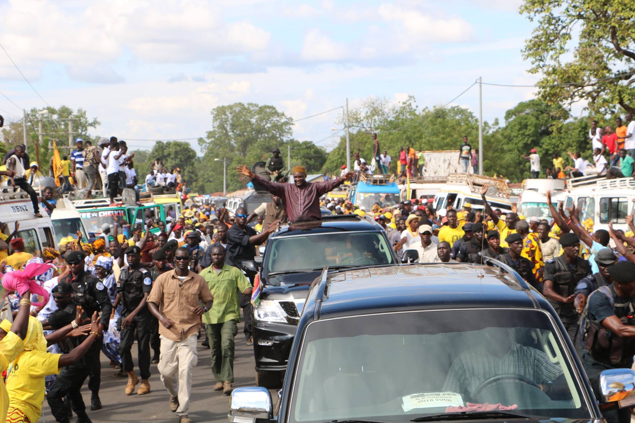 The presidential tour delegation entering West Coast Region to a tumultuous welcome. President Barrow was received at Kalagi by the Governor and supporters