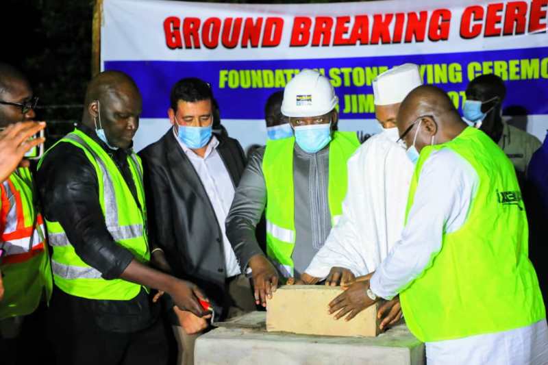 President Barrow on Saturday laid the foundation stone for the construction of the Kaur Jimbala Road Project. Prior to that President Barrow also held a political meeting in Ngayen Sanjal.